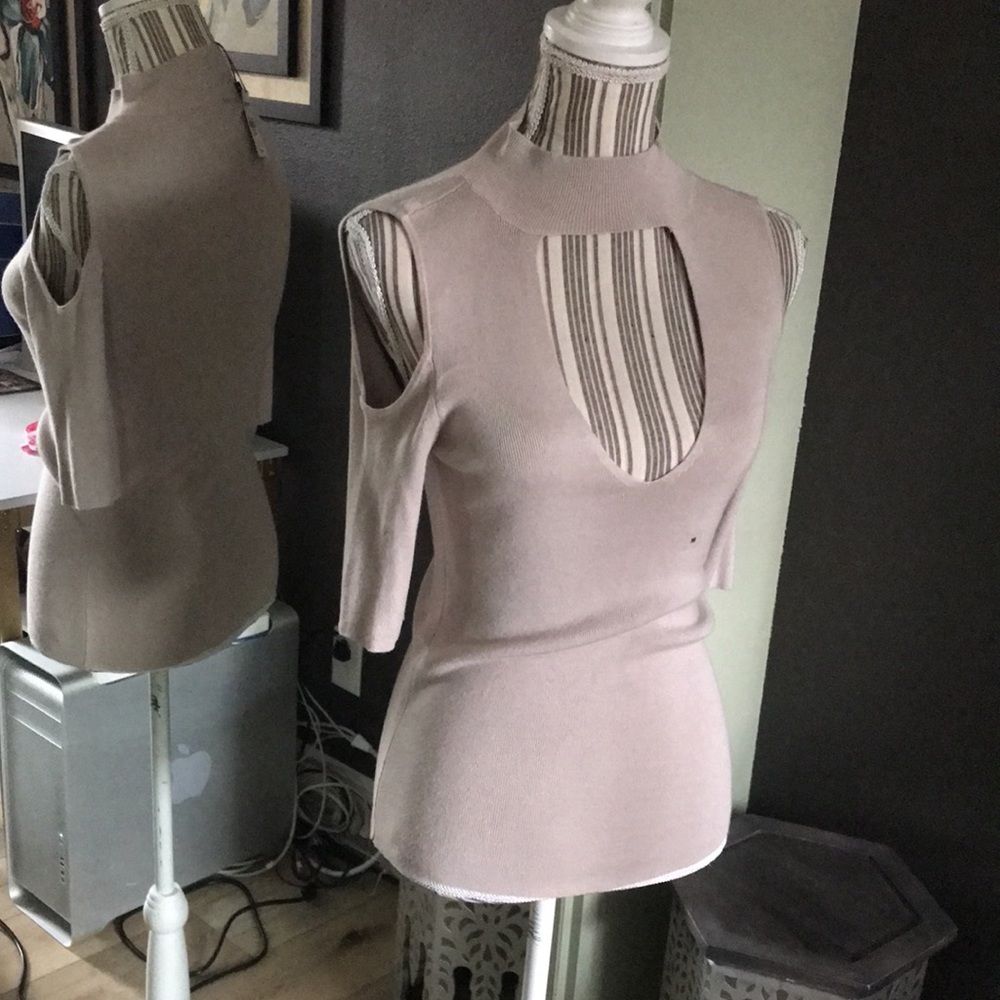 Express, lightweight sweater top, large keyhole front opening - Picture 8 of 8